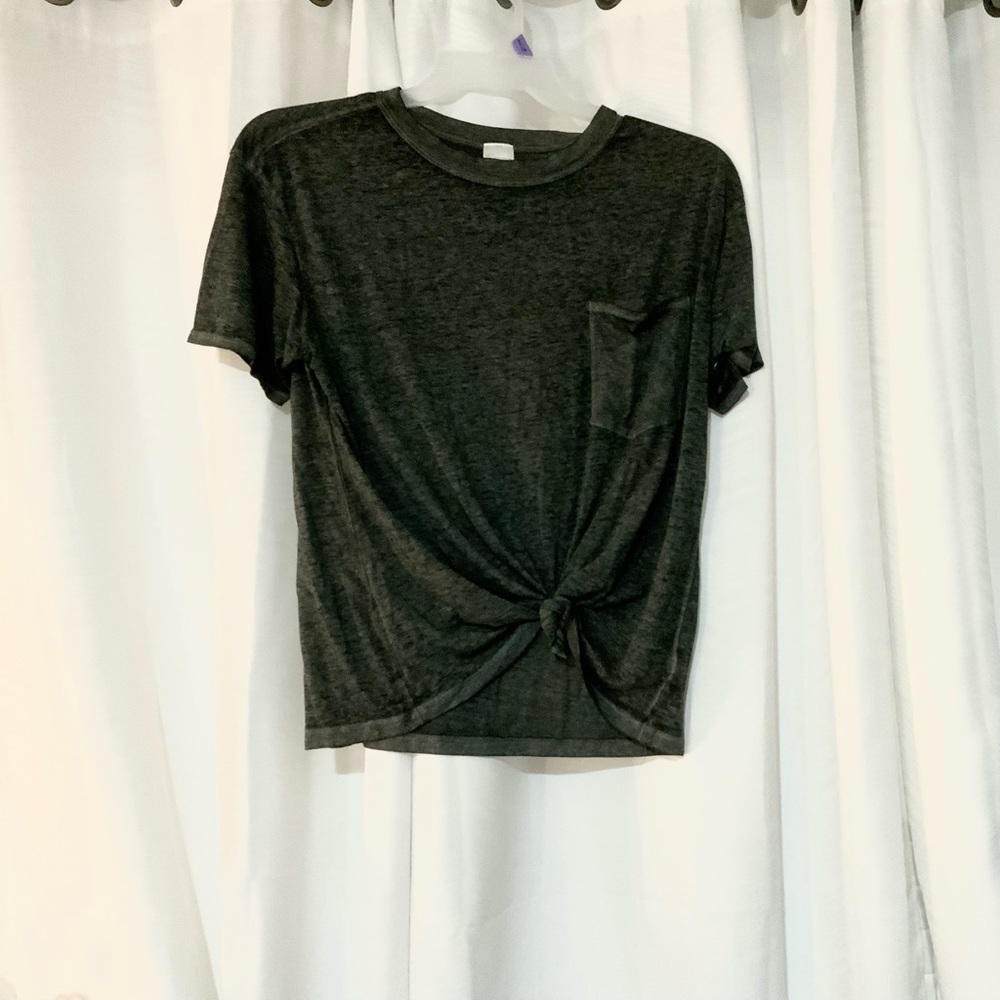 NWOT. Women’s Top with twist detail.